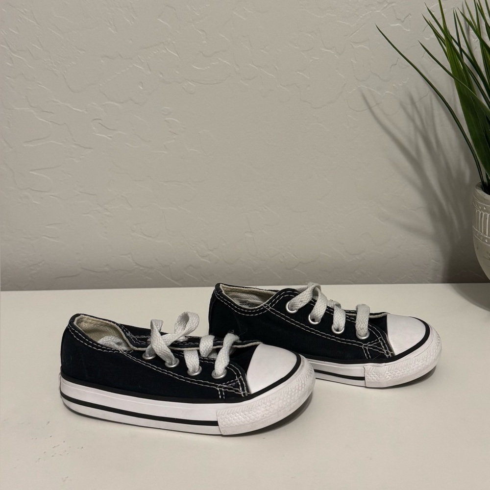 Converse unisex navy blue Chuck Taylor All-Star low tops.